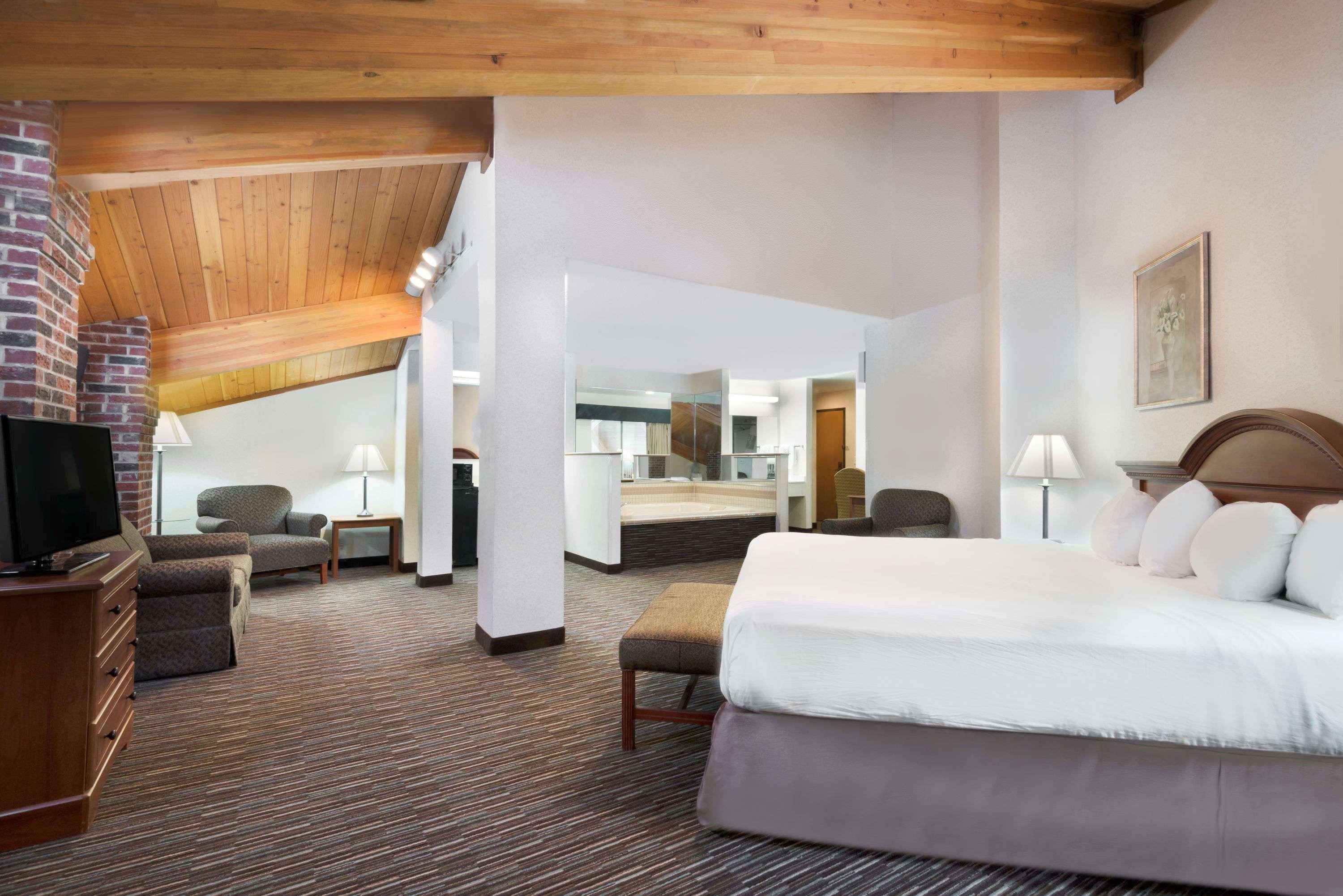 Baymont By Wyndham Columbus/Rickenbacker Hotell Eksteriør bilde