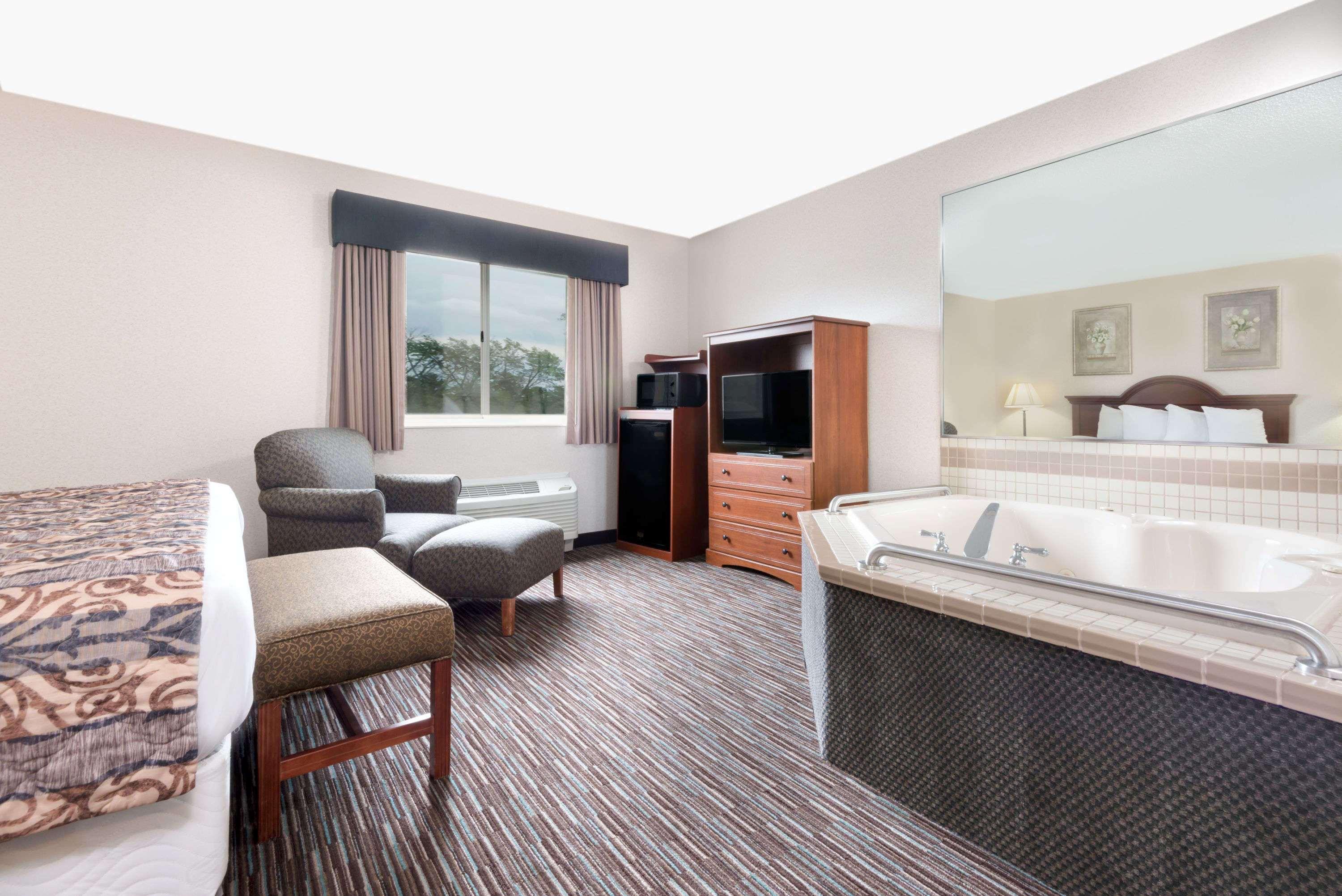 Baymont By Wyndham Columbus/Rickenbacker Hotell Eksteriør bilde